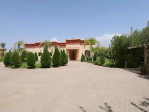 uma casa com uma entrada em frente em Maison d'hote Oceania em Marraquexe