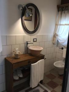 łazienka z umywalką i lustrem w obiekcie Casa 28 w mieście Canosa di Puglia +37 zdjęć