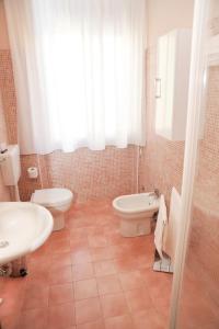 y baño con aseo, lavabo y bañera. en Casa Vacanze Centro Fiere, en Arezzo