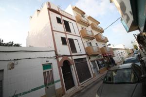 een gebouw aan de straatkant bij Urban Beach - A Casa dos Sonhos in Portimão