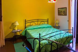 スフェッラカヴァッロにあるVilla Ancilo' al Mareの黄色の壁のベッドルーム1室