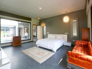 um quarto com uma cama branca e um sofá em Maison d'hote Oceania em Marraquexe mais 35 fotografias