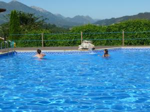 科隆布瑞斯的住宿－Camping Colombres，两人在水中游泳池里