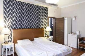 ein Schlafzimmer mit einem großen Bett und einer schwarz-weißen Wand in der Unterkunft House Octogon in Budapest