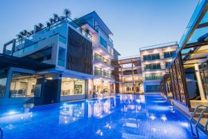 - une piscine au milieu d'un bâtiment dans l'établissement The Peak, à Chanthaburi