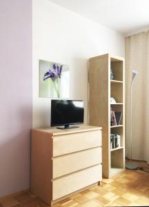 a room with a dresser with a tv on it at Ferienwohnung Stadtmitte Würzburg in Würzburg