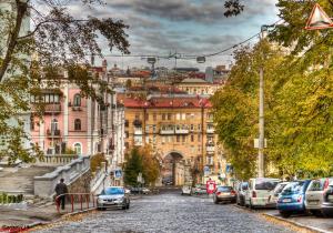 キーウにあるTwo Bedroom Apartment on Liuteranska streetの車が建物の前に停まった街道