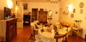 ein Wohnzimmer mit einem Tisch und Stühlen sowie ein Wohnzimmer in der Unterkunft Casa Vacanze Sole in Borghetto dʼArroscia
