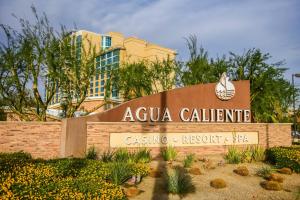 un cartello per un resort e centro benessere caula californiano di Agua Caliente Casino Rancho Mirage a Rancho Mirage