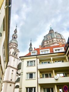 ein Gebäude mit zwei Türmen darüber in der Unterkunft Ferienwohnung Stadtmitte Würzburg in Würzburg