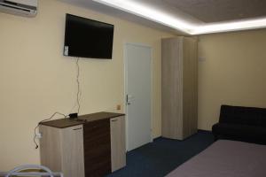 ドニプロにあるSolnechny hotelの壁に薄型テレビが備わる客室です。