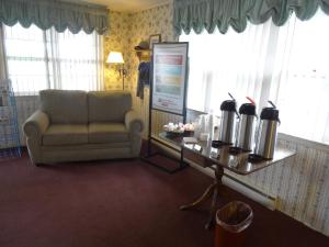 a living room with a couch and a table at Amish Country Motel in Bird in Hand