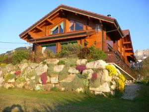 ラ・ロシュ・シュル・フォロンにあるChalet Les Aiglesの石壁の木造家屋