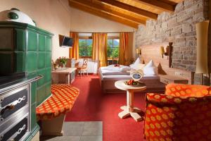 une chambre d'hôtel avec un lit et un salon dans l'établissement Hotel Hindenburglinde, à Ramsau bei Berchtesgaden