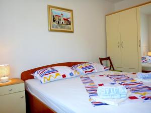 Posteľ alebo postele v izbe v ubytovaní Apartmani Jole