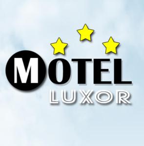 ein Logo für die Mochi-Liege mit fünf Sternen in der Unterkunft Motel Luxor in Visoko