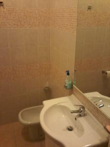 y baño con lavabo y aseo. en B&B Sea And Sardinia, en Alghero