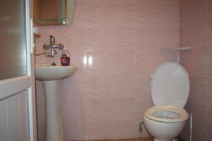Bathroom sa Maya Guest House
