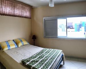 Uma cama ou camas num quarto em Linda Cobertura Caiobá, amplo terraço com churrasqueira, e linda vista na Av Atlântica, Edificio Frente Mar