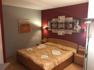una camera da letto con un letto con asciugamani sopra di Hotel Korfu a Geiselhöring