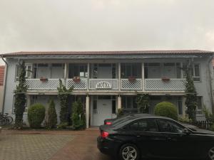 Budova, kde se hotel nachází + 14 fotografií