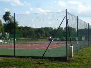 a tennis court with a net on a tennis court at Gite le Schnouki in Ostheim