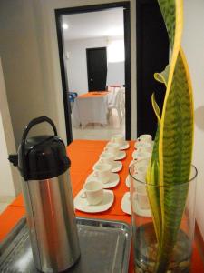 Příslušenství pro přípravu čaje a kávy v ubytování Hotel Cosmos Sincelejo