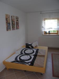 Un dormitorio con una cama con un diseño de serpiente. en Ferienwohnung Stettfeld, en Stettfeld