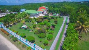 una vista aérea de un parque con árboles y arbustos en Villa Ludivine, en Sainte-Anne