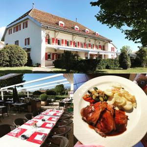 einen Teller mit Lebensmitteln auf einem Tisch vor einem Gebäude in der Unterkunft Auberge de la Réunion in Coinsins