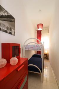ドンナルカータにあるLa Casa di Marioのベッドルーム1室(二段ベッド1組、赤いドレッサー付)