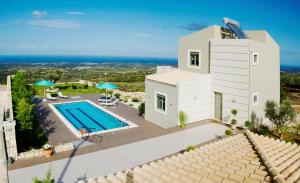 uma vista aérea de uma villa com piscina em Villa Horizon em Skouloúfia