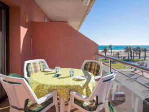 エンプリアブラバにあるMirablauのビーチ付きのバルコニー(テーブル、椅子付)