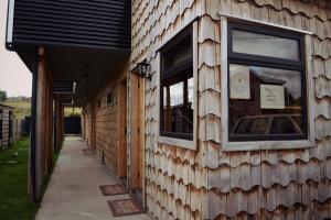 un edificio con una ventana en el lateral. en HelChiloé Aparthotel en Castro