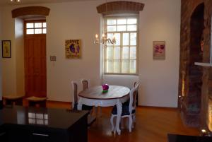 uma sala de jantar com uma mesa com cadeiras e uma janela em San Marcos Suite Boutique centro quito em Quito