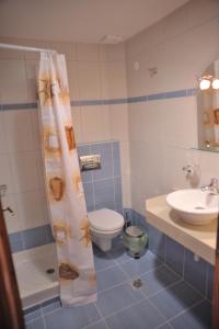 Creta Mare Hotel في بلاكاس: حمام مع مرحاض ومغسلة