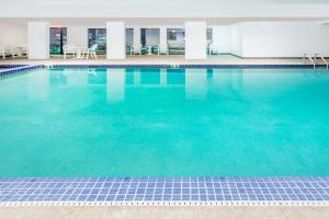 basen z niebieską wodą w hotelu w obiekcie Boarders Inn & Suites by Cobblestone Hotels Columbus w mieście Columbus