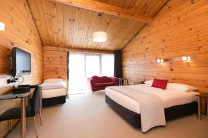 מיטה או מיטות בחדר ב-Lockwood Manor Motel