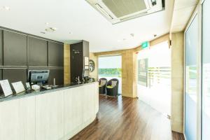 un vestíbulo de oficina con barra y cocina en Fragrance Hotel - Viva en Singapur