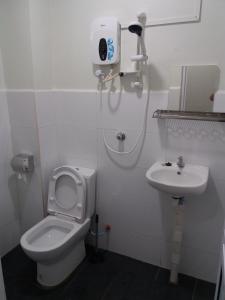 Kylpyhuone majoituspaikassa JS Homestay Air Putih