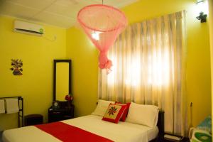 Letto o letti in una camera di Sigiri Sithru Home Stay
