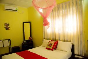 Letto o letti in una camera di Sigiri Sithru Home Stay
