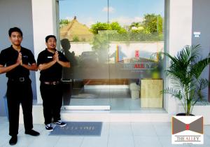dos hombres parados en una habitación con las manos arañadas en The Alley City Hotel, en Sanur