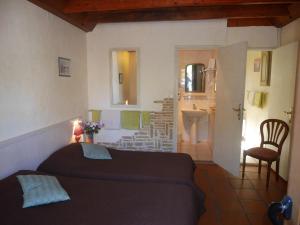 Ένα ή περισσότερα κρεβάτια σε δωμάτιο στο L'Oustaou Castellane