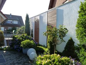 a garden with flowers and plants in front of a building at Haardblick in Flaesheim