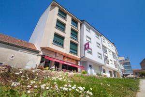 帕拉斯德丽Pensión Restaurante Casa Camiño II的一座白色建筑，前面有鲜花