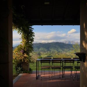 una mesa y sillas en un patio con vistas en Castagna Amara, en Montevecchia