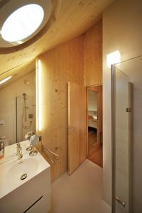 克蘭尼采的住宿－Café FARA，一间带水槽、淋浴和镜子的浴室