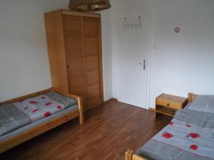 Zimmer mit 2 Betten und einem Schrank in der Unterkunft Ferienwohnung Kolpingstr. in Duderstadt