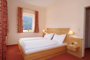 A bed or beds in a room at Hotel Pariente